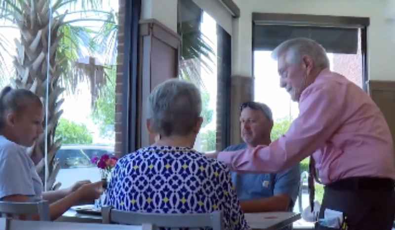 Aos 92 anos, aposentado continua trabalhando e encanta clientes