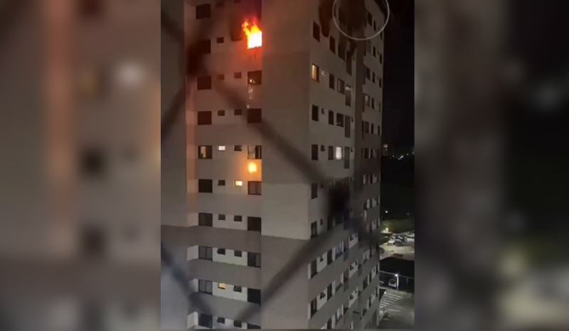 Incêndio de grandes proporções atinge apartamento em Manaus