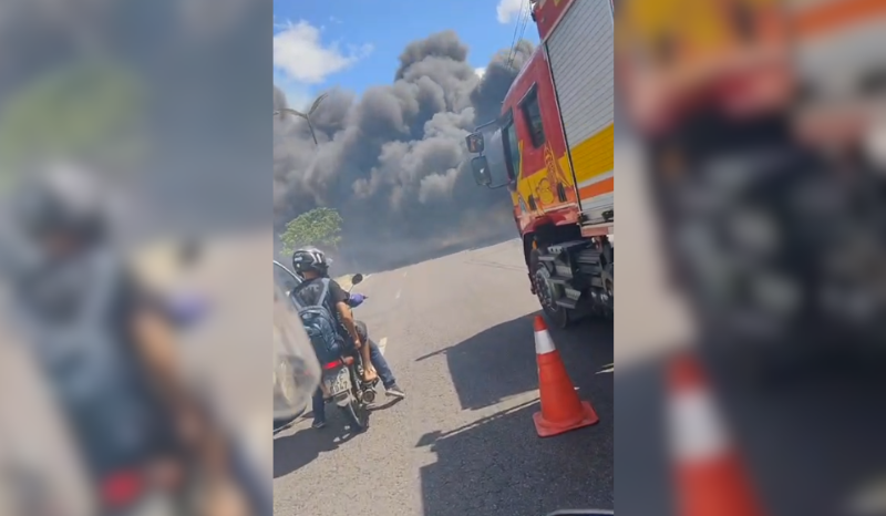 Incêndio atinge área de vegetação no bairro Nova Cidade em Manaus