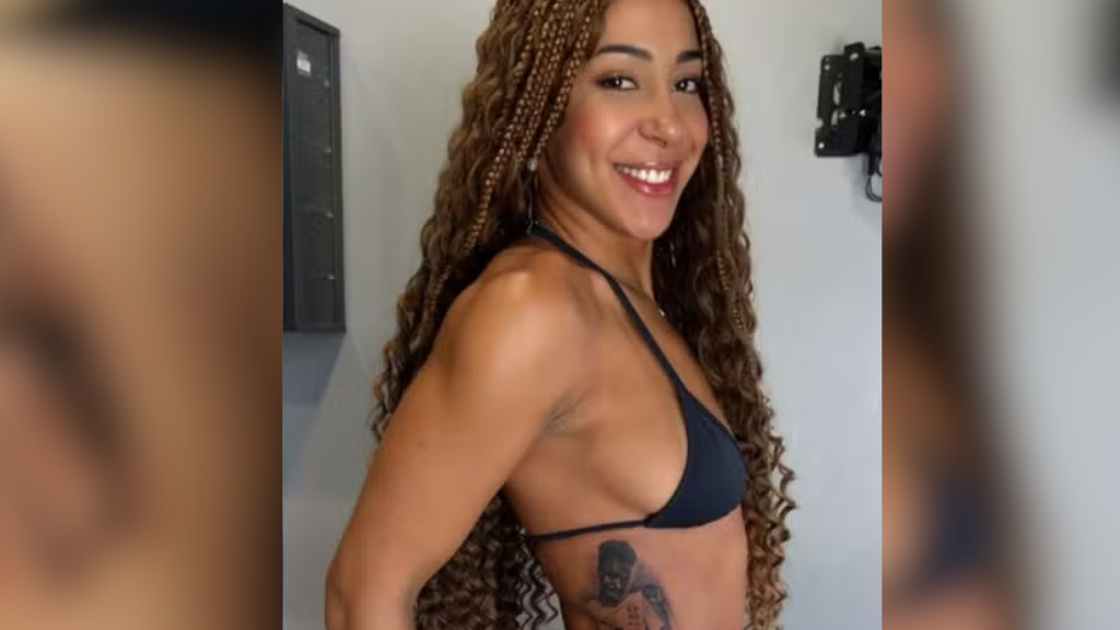 Influenciadora Emelly Souza sofre ataques após tatuar rosto de Vini Jr.