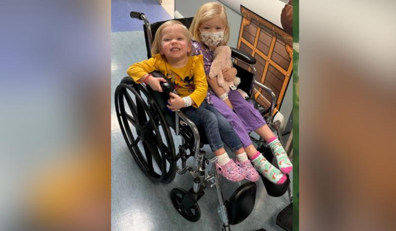 Menina de 2 anos salva a vida da irmã ao doar medula óssea