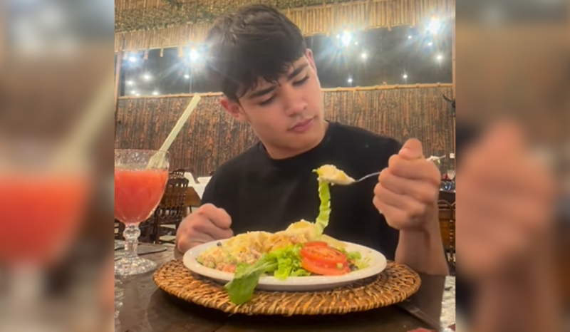 Samuel Lopes, jovem com paralisia cerebral, comemora refeição em público
