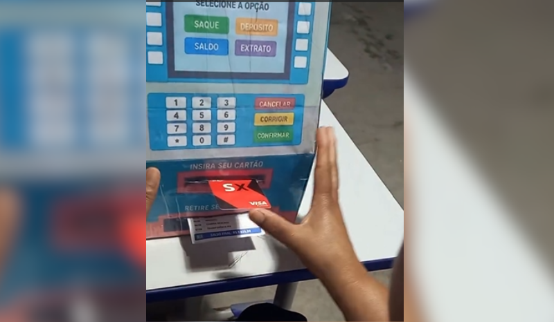 Professora Inova com Caixa Eletrônico Fictício para EJA em Pernambuco
