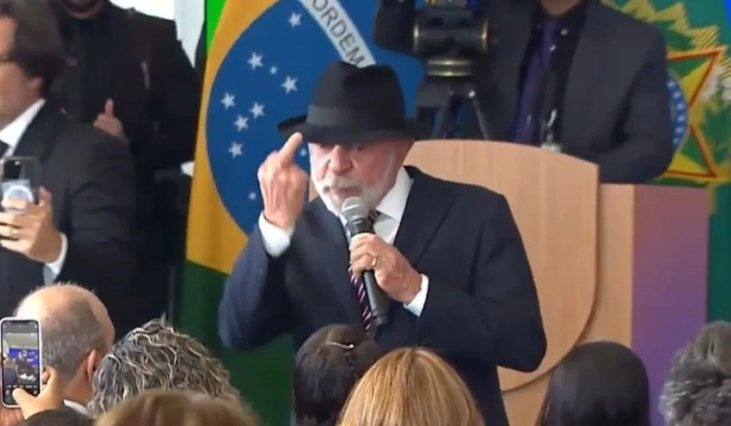 Lula faz gesto com dedo do meio ao defender saúde igualitária no Planalto