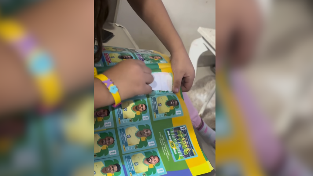 Menina rasga álbum de figurinhas após eliminação do Brasil para a Noruega