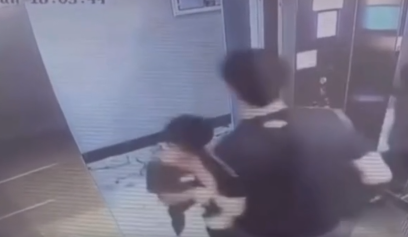 Mãe denuncia agressão a filho autista em elevador por vizinho