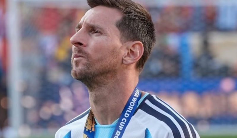 Messi presenteia jogadores argentinos com kits personalizados da Copa