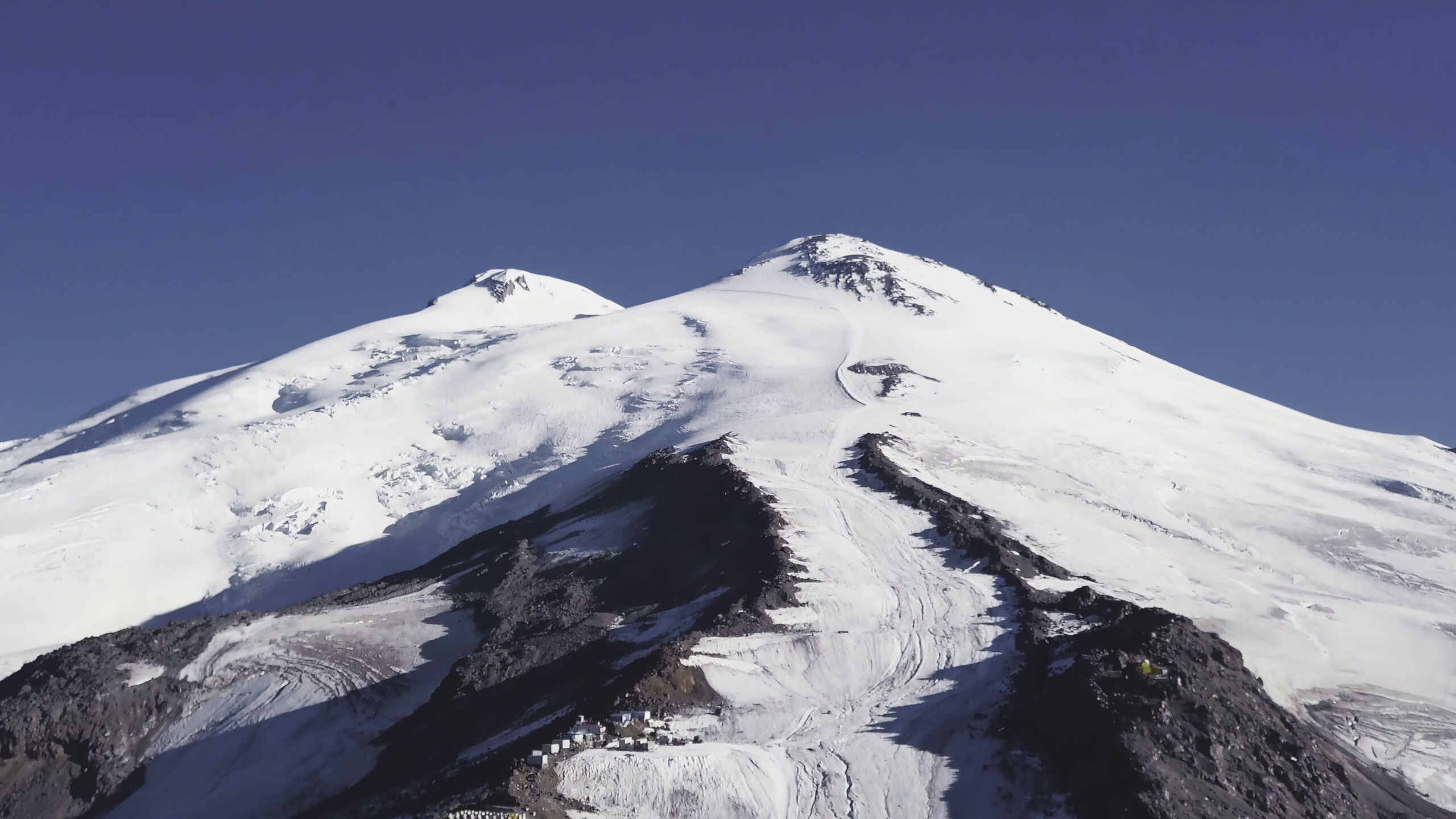Tempestade fatal no Monte Elbrus: cinco alpinistas perdem a vida