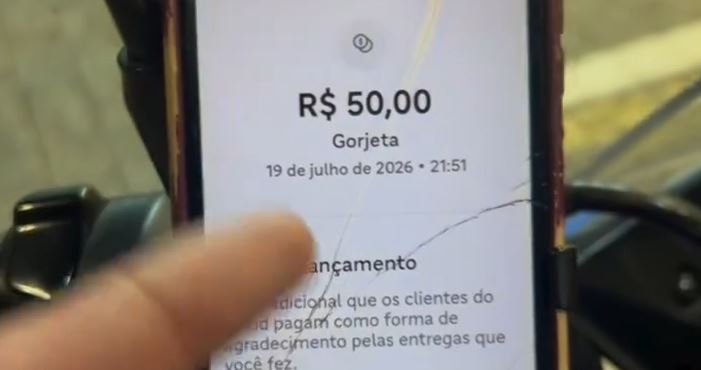 Motoboy aguarda 20 minutos por entrega e é recompensado com R$ 50