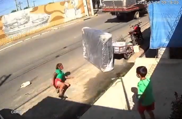 Câmera flagra cama caindo de caminhão e atingindo mulher em Parintins