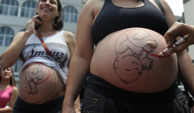 Causas sociais e estruturais levam mulheres brasileiras a cesarianas