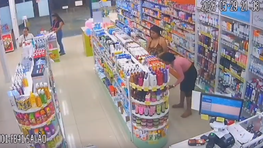 Vídeo revela furto realizado por mulheres em drogaria de Manaus