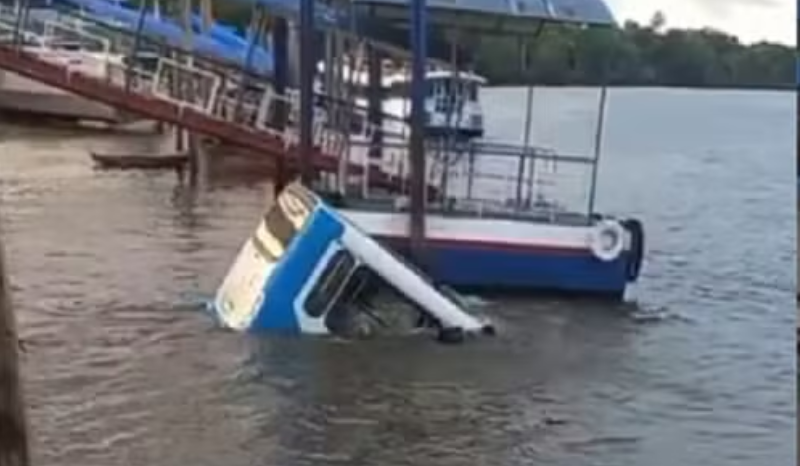 Acidente: ônibus cai em rio durante embarque em Barcarena, Pará
