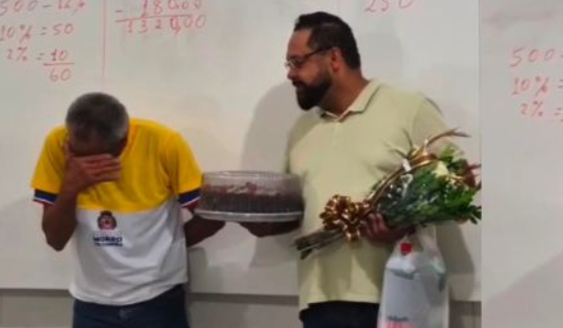 Professor presta homenagem emocionante ao pai que voltou a estudar