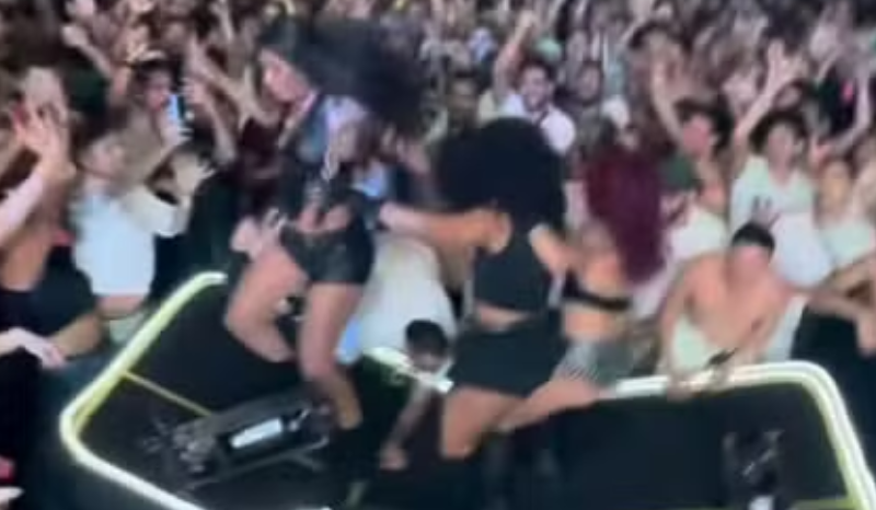 Palco desaba durante show de Pocah em Contagem, MG