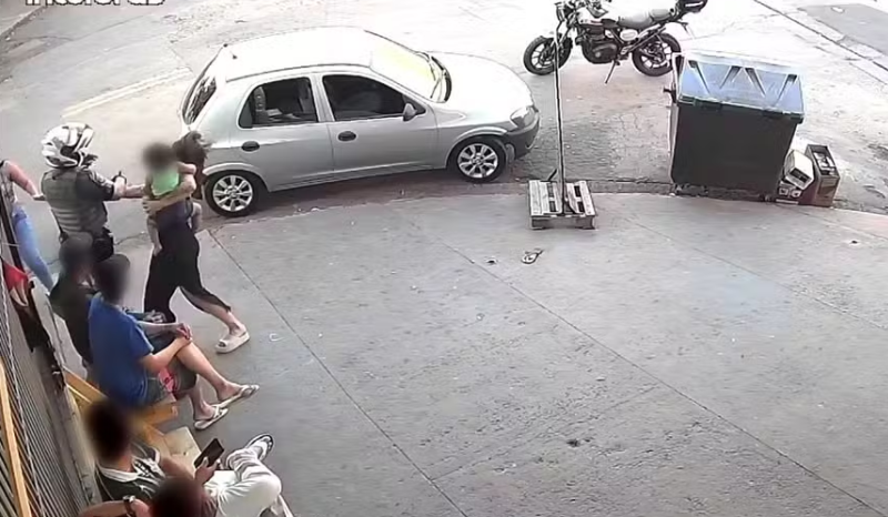 PM é investigada após mulher agredir agente e ser socada em abordagem