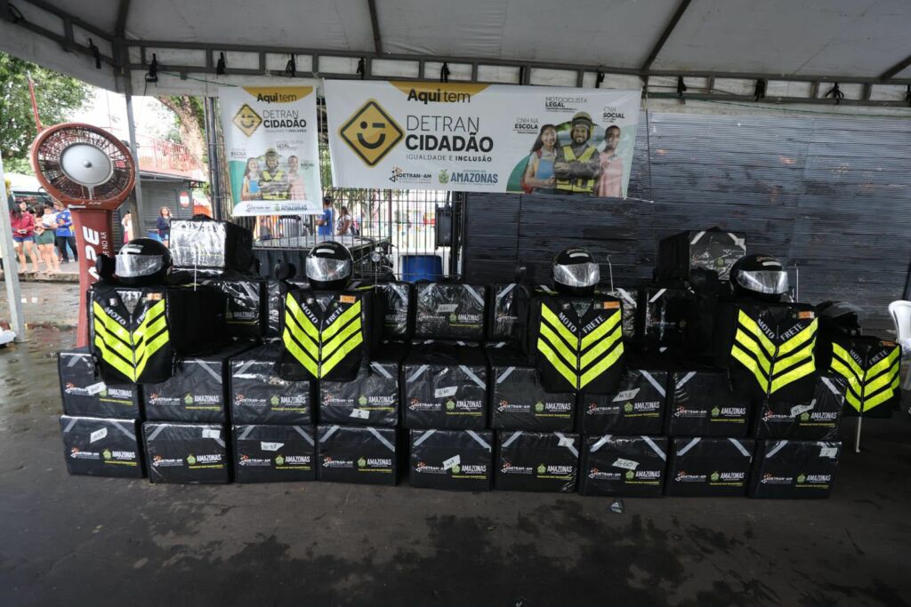 Detran-AM entrega 60 kits de segurança a motofretistas em Itacoatiara