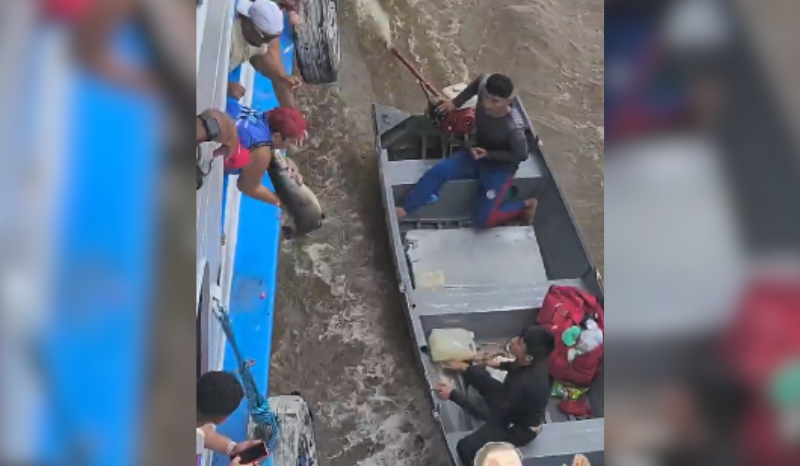 Vídeo mostra negociação de peixe entre ribeirinho e passageiro no Amazonas
