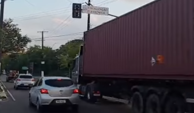 Semáforo apresenta falhas em frente à Ufam e preocupa motoristas e pedestres