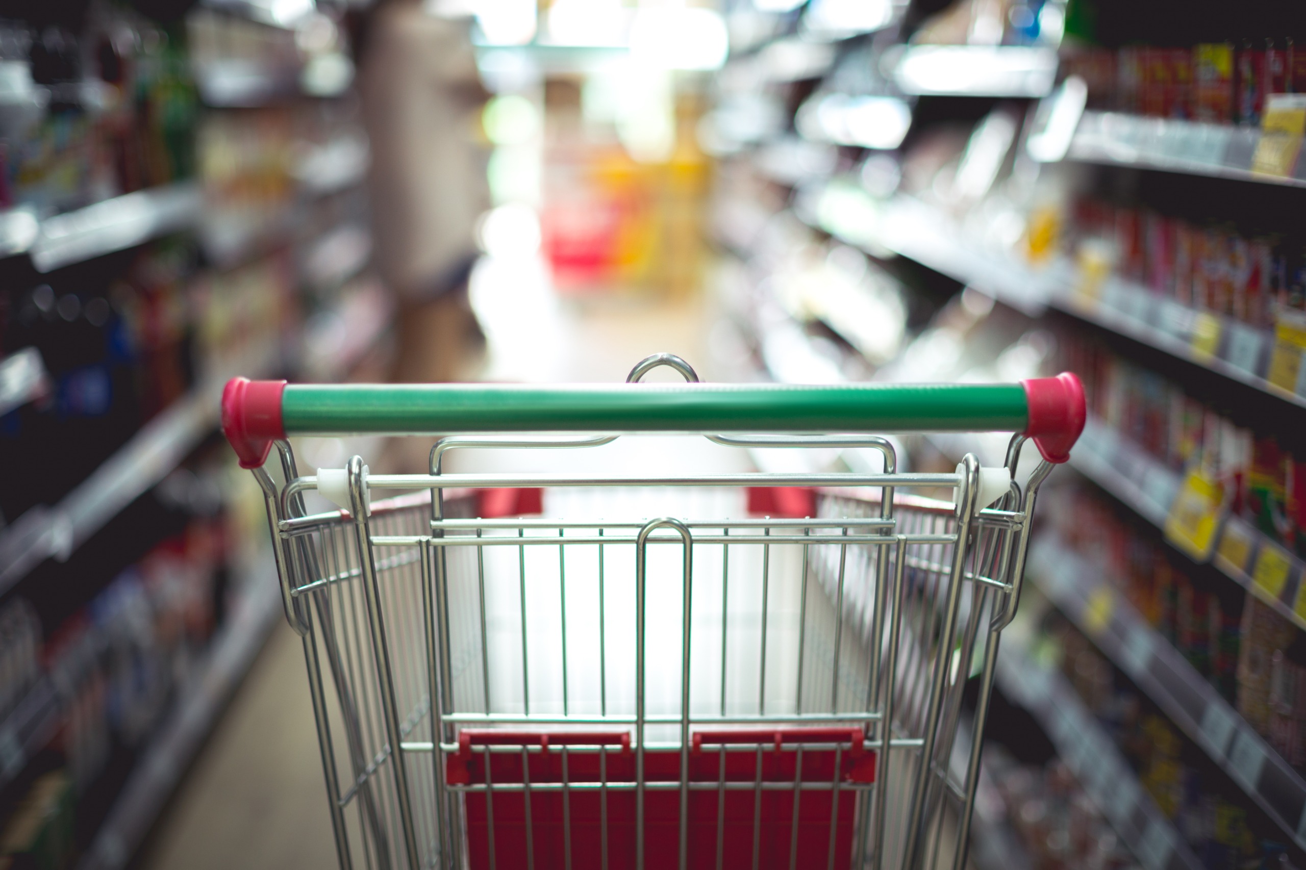 Supermercado em Manaus é multado em R$ 500 mil por venda de produtos vencidos