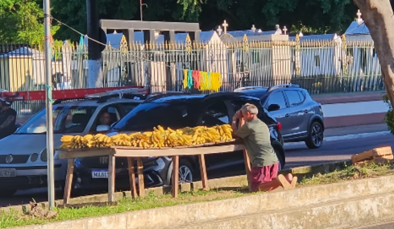 Vendedor de bananas emociona ao orar diante da banca em Manaus