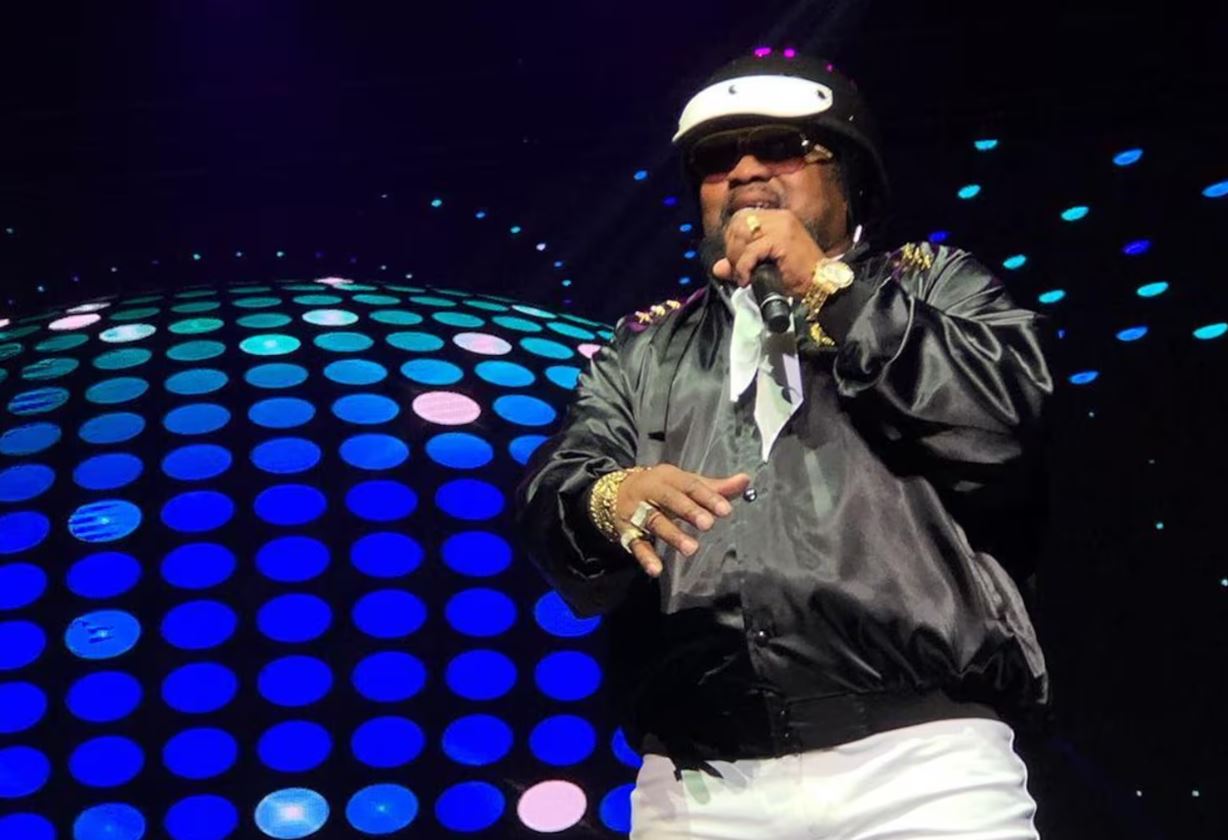 Morre Victor Willis, o icônico 'policial' do Village People aos 74 anos