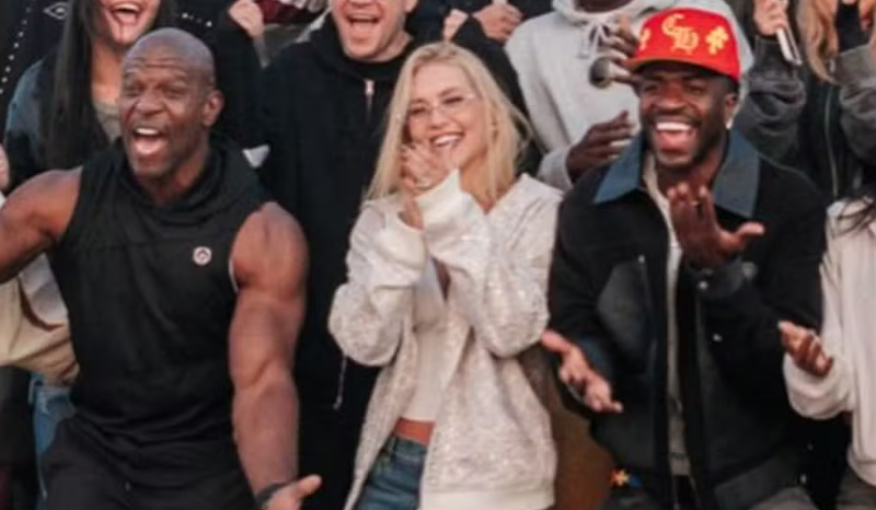 Virginia Fonseca visita o Cristo Redentor com Vini e Terry Crews