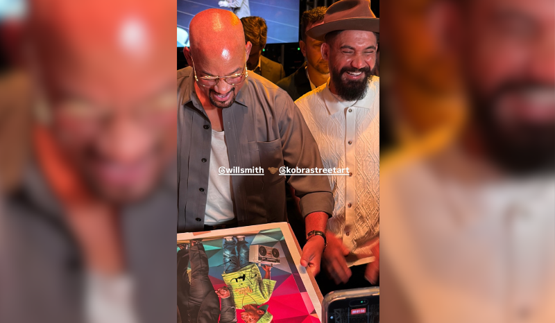 Will Smith se emociona ao receber pintura de Eduardo Kobra em SP