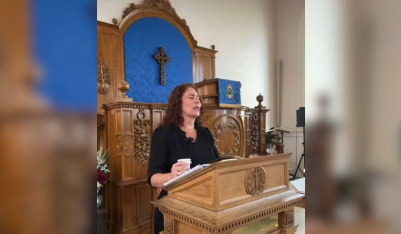 Zambelli se emociona ao agradecer apoio de Flávio Bolsonaro em culto na Itália