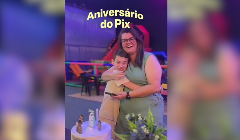 Menino de Goiás celebra aniversário com festa do Pix para comprar computador
