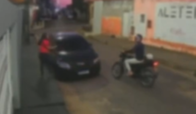 Câmeras registram assalto a jovem no Lírio do Vale em Manaus às 5h35