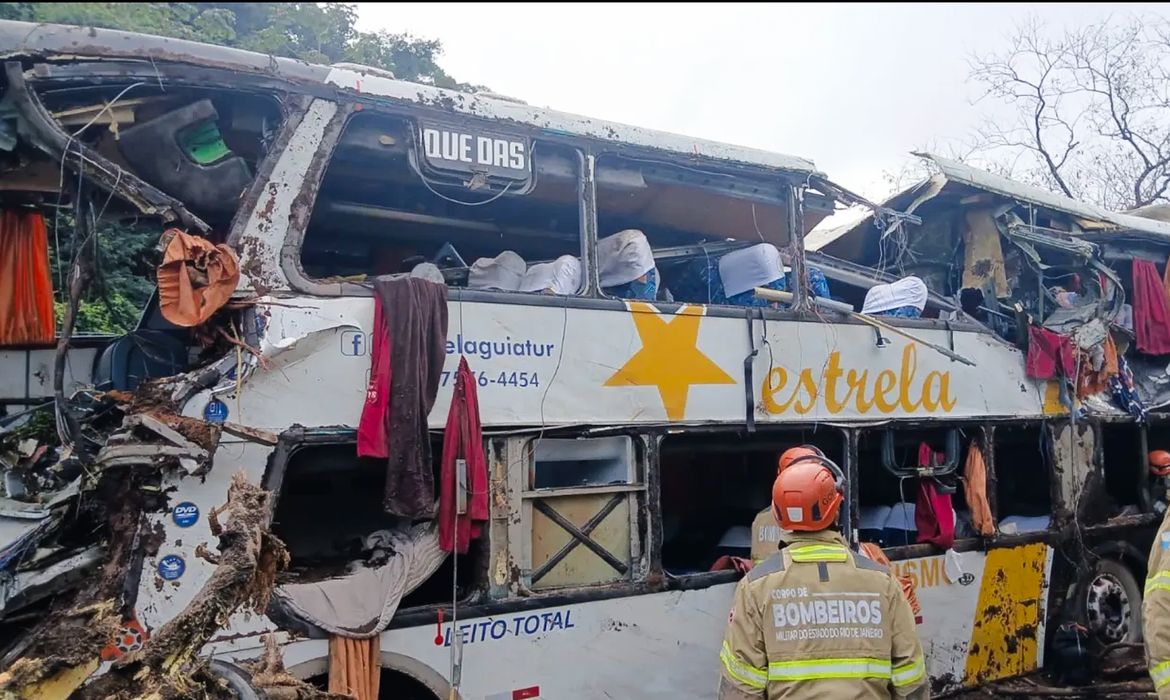 Acidente de ônibus em Petrópolis resulta em oito mortes