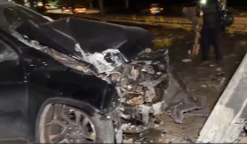 Acidente em Manaus: carro colide com poste e deixa fiação sustentando estrutura