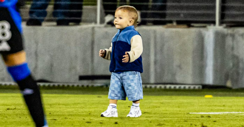 Bebê invade campo e paralisa jogo entre San Jose Earthquakes e Minnesota United na MLS