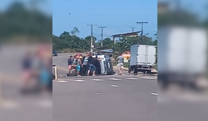 Carro capota e bloqueia parcialmente a AM-070 em Iranduba