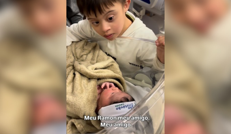 Samuel, menino com síndrome de Down, encanta ao conhecer irmão Ramon