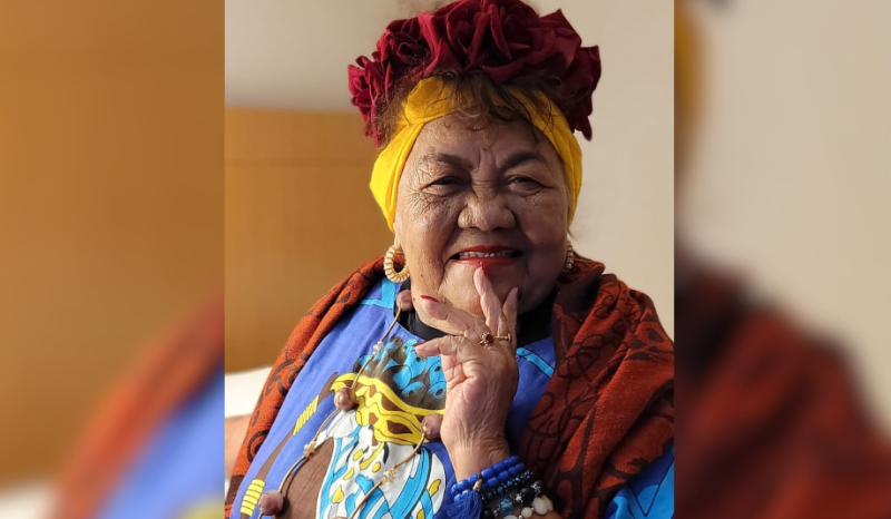 Dona Onete recebe alta após 10 dias internada em Belém