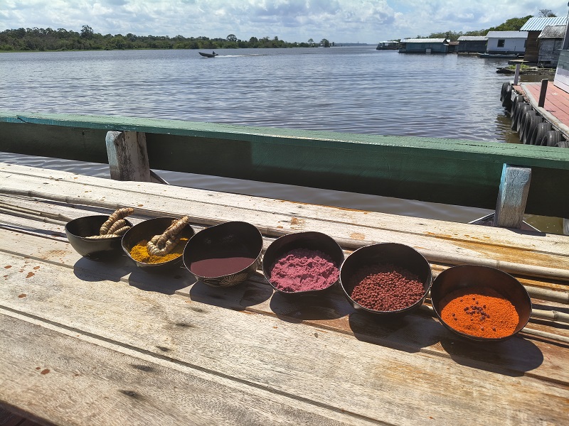 Projeto transforma tinturas amazônicas em arte para estudantes de Manaus