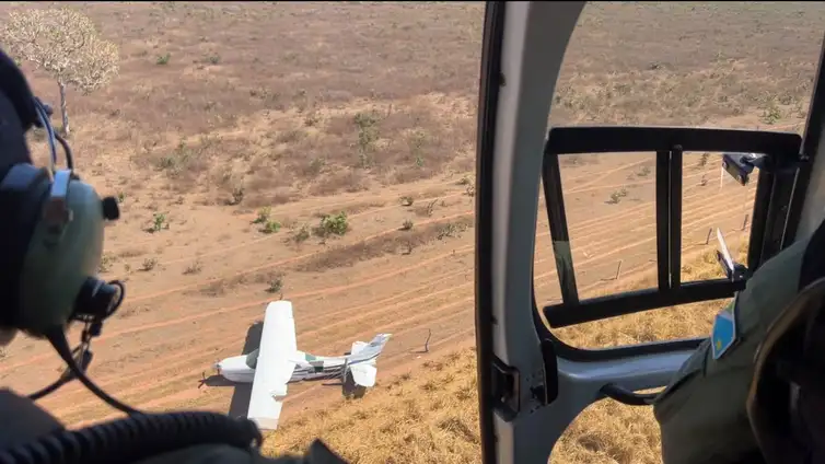 FAB intercepta avião suspeito vindo da Bolívia e força pouso em MS