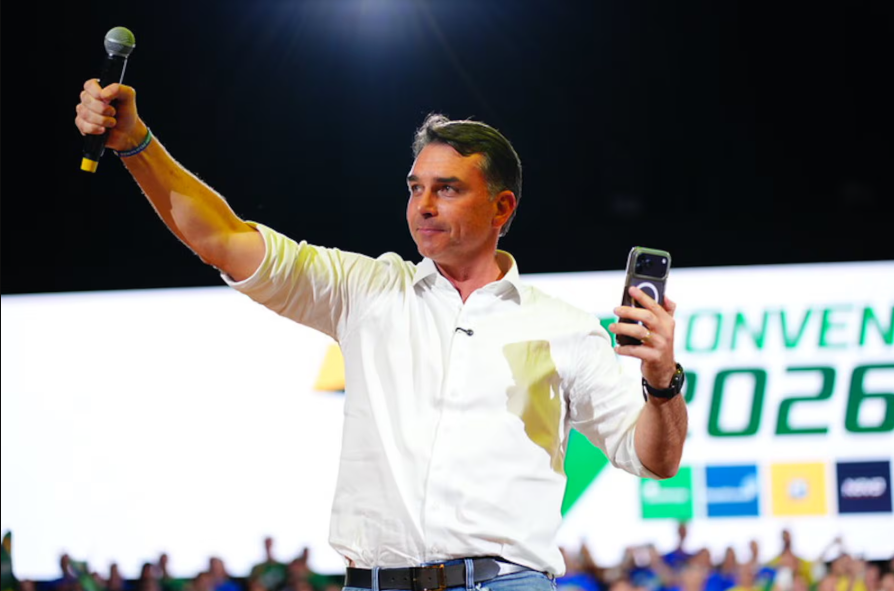 Flávio Bolsonaro se emociona ao falar sobre visita proibida ao pai neste Dia dos Pais