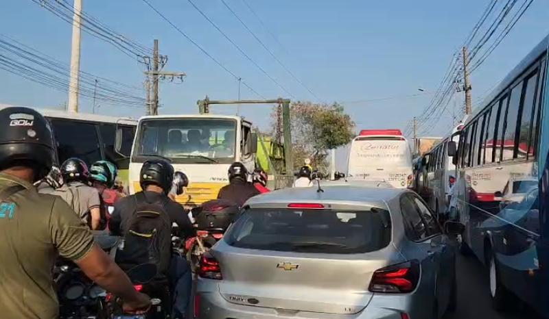 Greve no Transporte Especial causa congestionamentos em Manaus