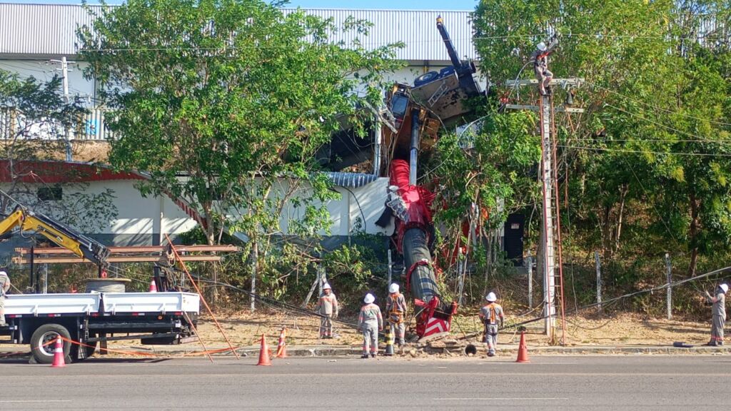 Guindaste tomba em Manaus e deixa operador ferido; rede elétrica é danificada