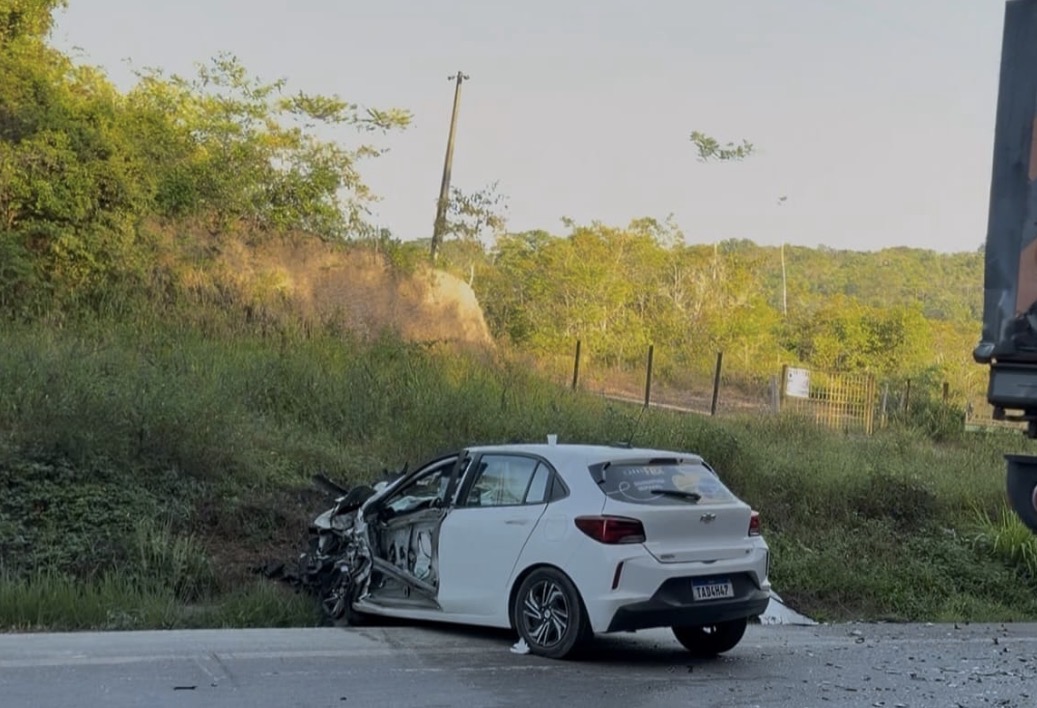 Acidente entre carreta e Onix interdita BR-174 no km 14 entre Manaus e Presidente Figueiredo