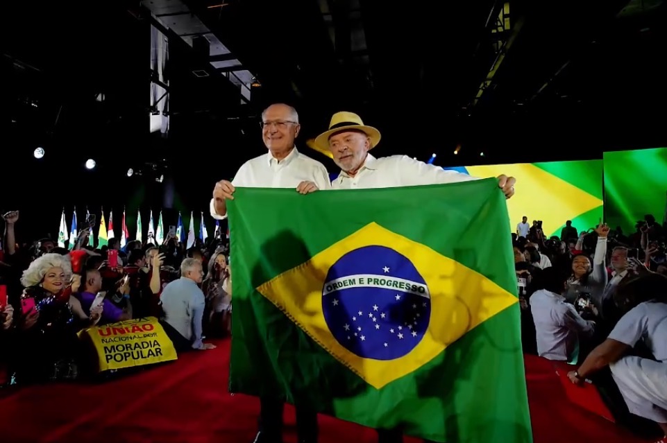 Lula é oficialmente candidato à Presidência pelo PT pela sétima vez