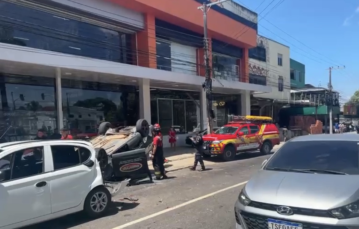 Carro capota após colidir com três veículos no Japiim, deixando feridos