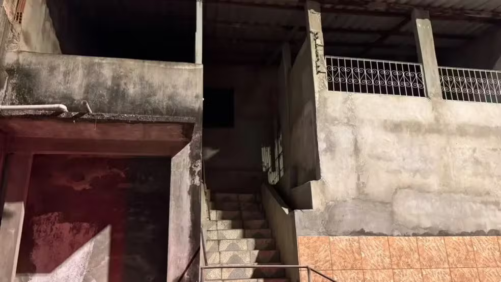 Homem é encontrado morto com tiro na cabeça em casa abandonada na zona leste
