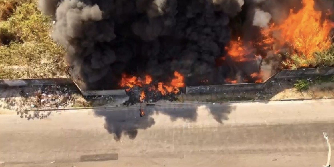 Incêndio de grandes proporções consome vegetação na Avenida Margarita