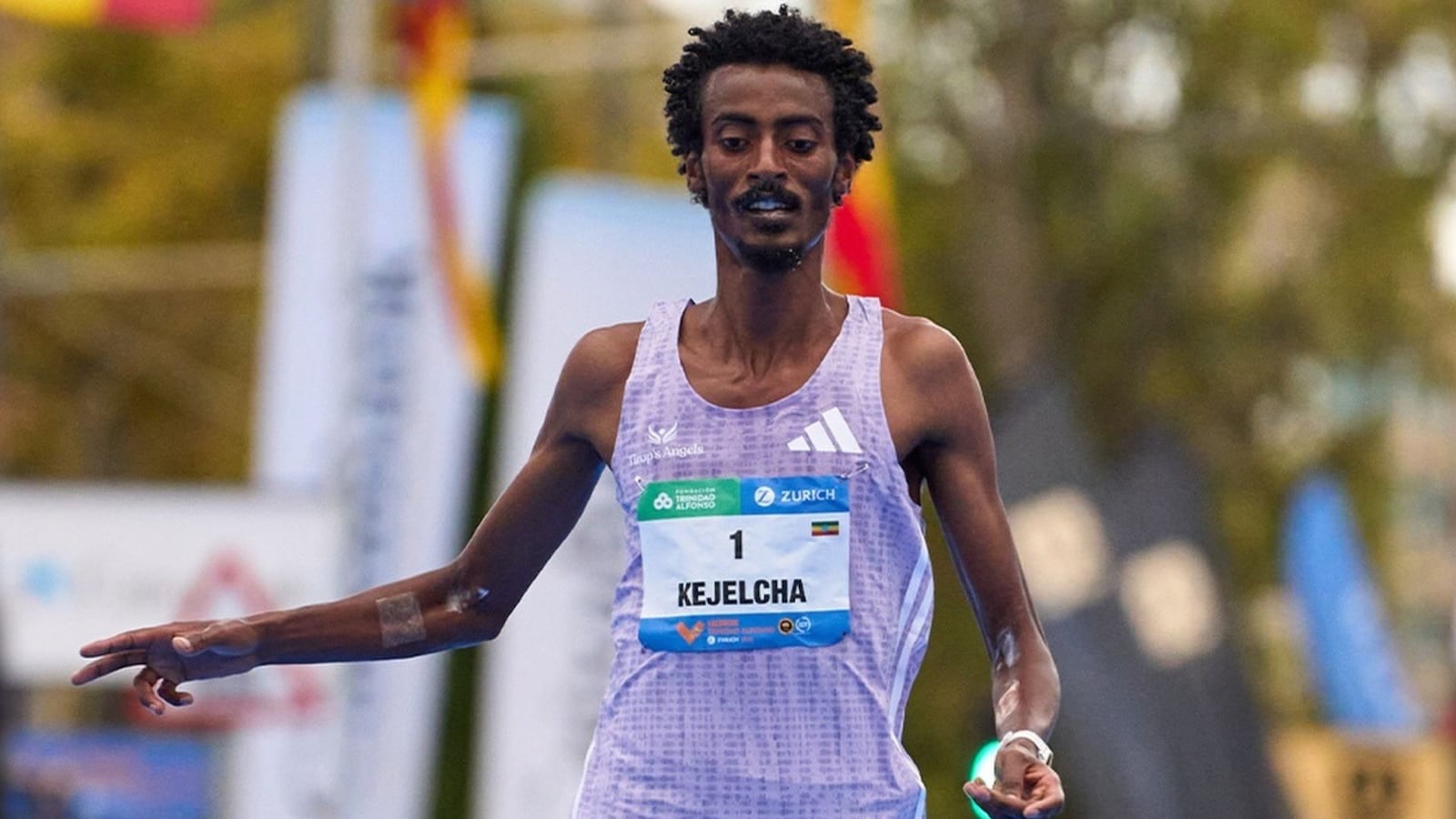 Yomif Kejelcha bate recorde mundial da meia maratona com 56min51s