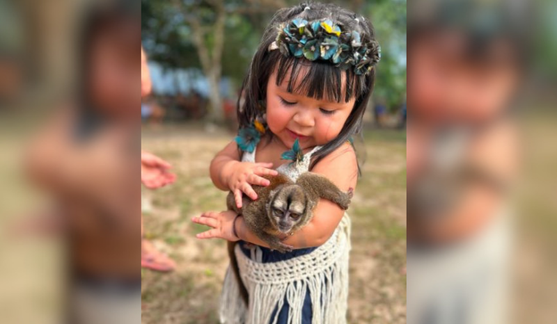 Menina indígena encanta internautas ao dançar com macaquinho no Amazonas