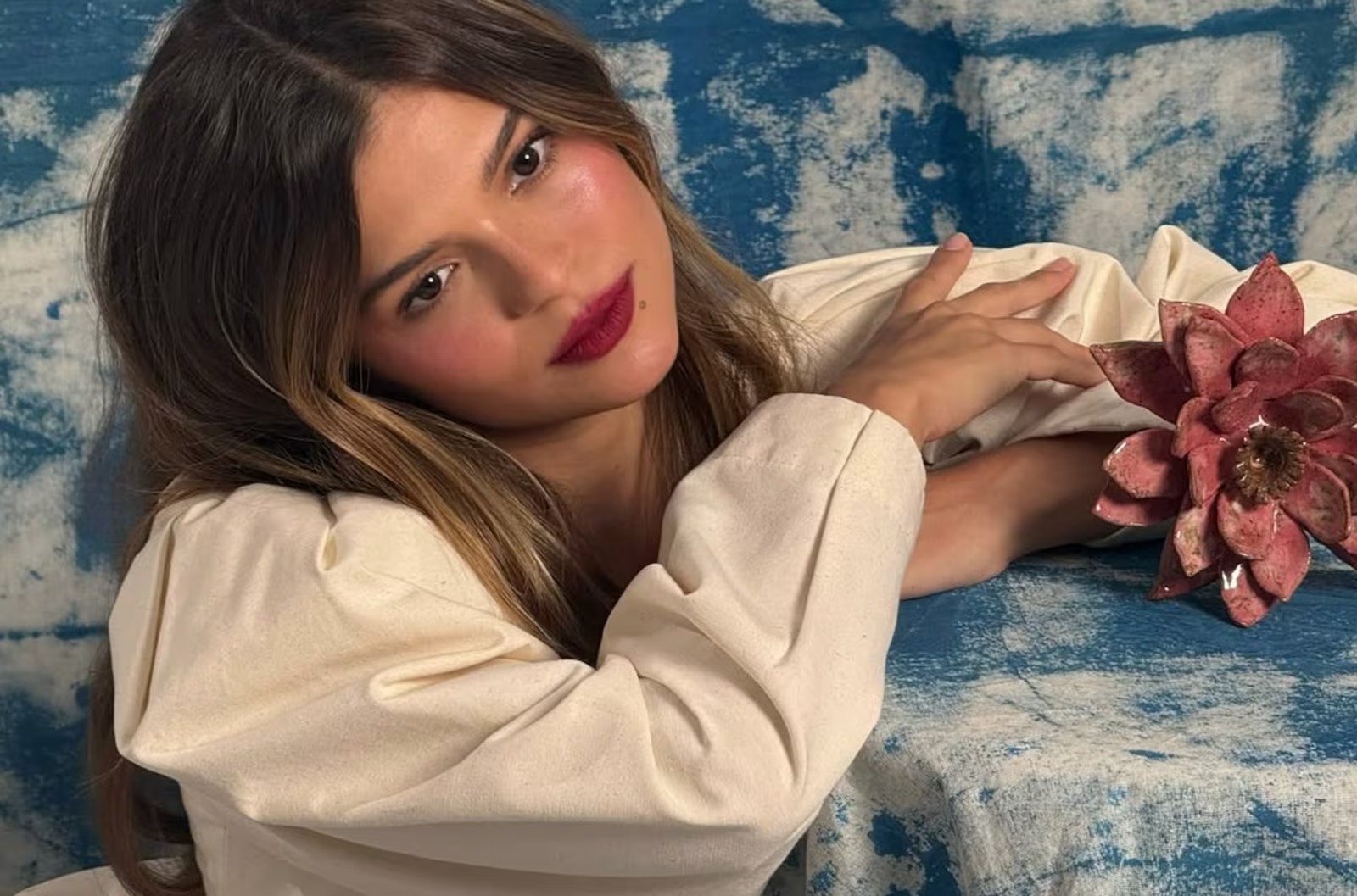 Irmã de Bruna Marquezine adota novo nome e inicia carreira artística